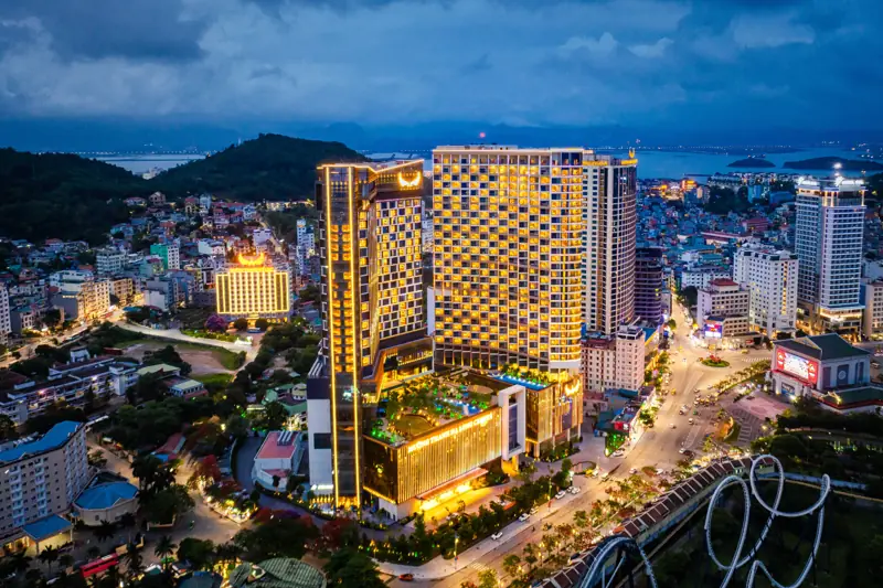 Mường Thanh Luxury Hạ Long Centre II và đường phố Bãi Cháy lúc lên đèn