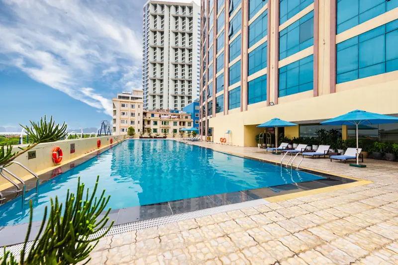 Bể bơi ngoài trời tầng 5 với ghế tắm nắng ở Mường Thanh Luxury Quảng Ninh