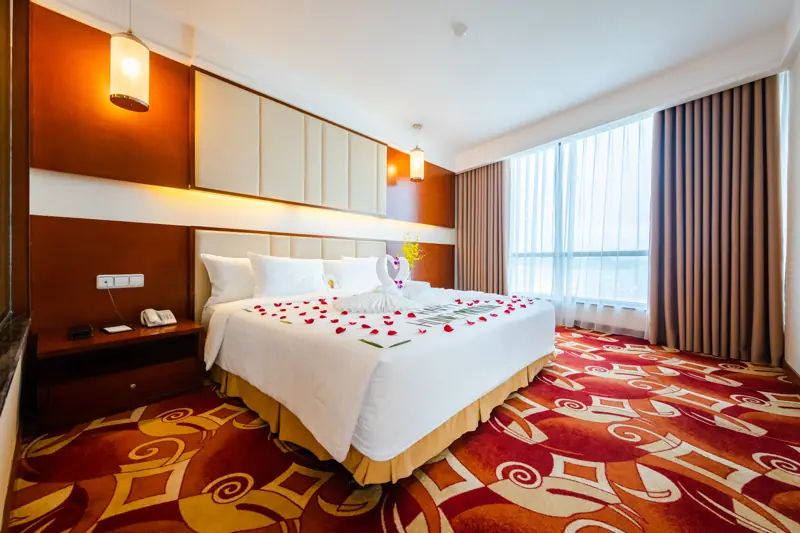 Phòng ngủ giường King hạng Executive Suite ở Mường Thanh Luxury Quảng Ninh