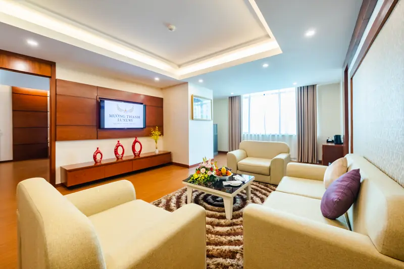 Phòng khách rộng của căn Family Suite ở Mường Thanh Luxury Quảng Ninh