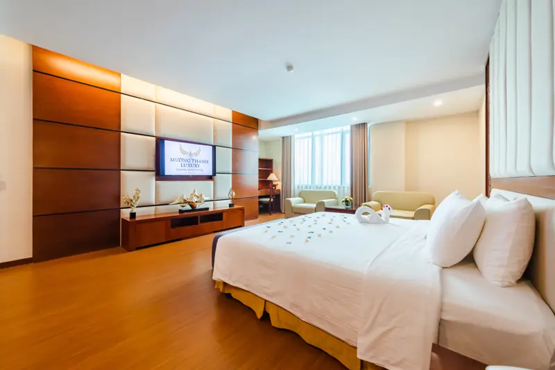Phòng ngủ giường đôi trong Family Suite ở Mường Thanh Luxury Quảng Ninh