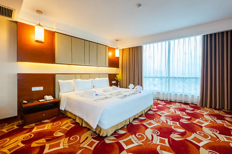 Phòng ngủ hạng Grand Suite nhìn ra thành phố ở Mường Thanh Luxury Quảng Ninh