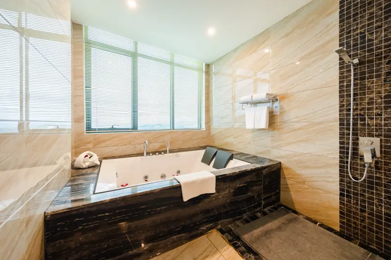 Phòng tắm có bồn tắm sục của Grand Suite ở Mường Thanh Luxury Quảng Ninh