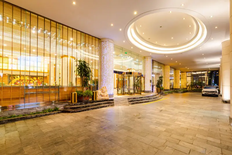 Sảnh đón trước cửa xoay Mường Thanh Luxury Quảng Ninh