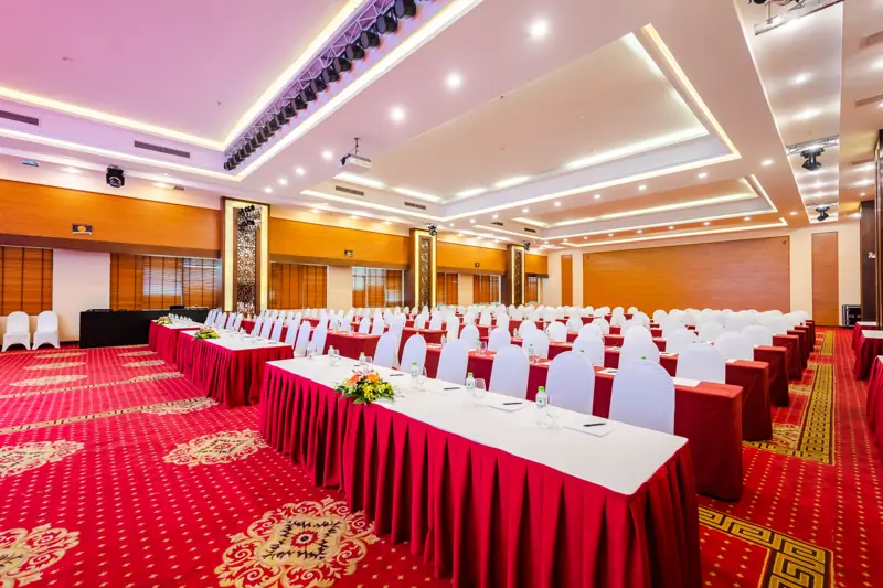 Sảnh Ngọc Vừng bày bàn kiểu lớp học ở Mường Thanh Luxury Quảng Ninh