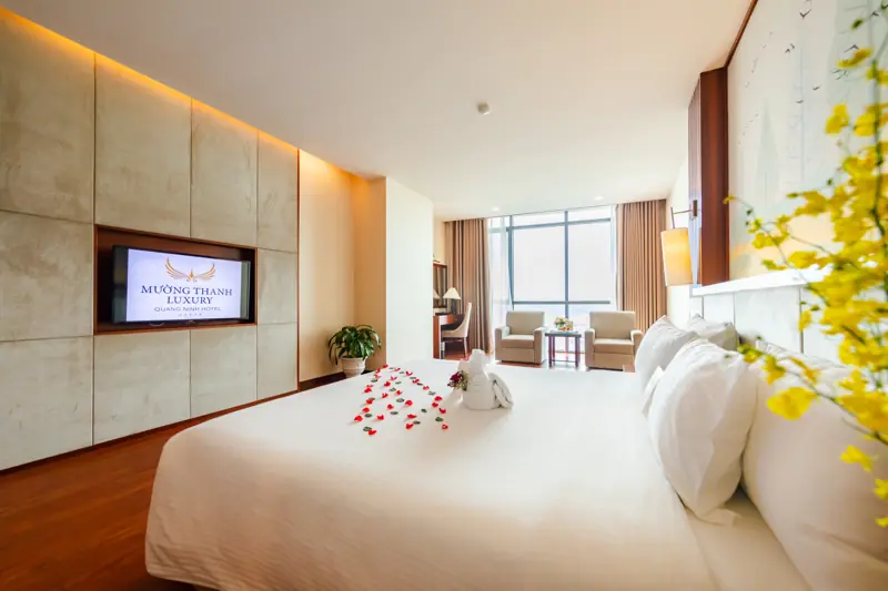 Phòng Premium Deluxe King sàn gỗ ở Mường Thanh Luxury Quảng Ninh