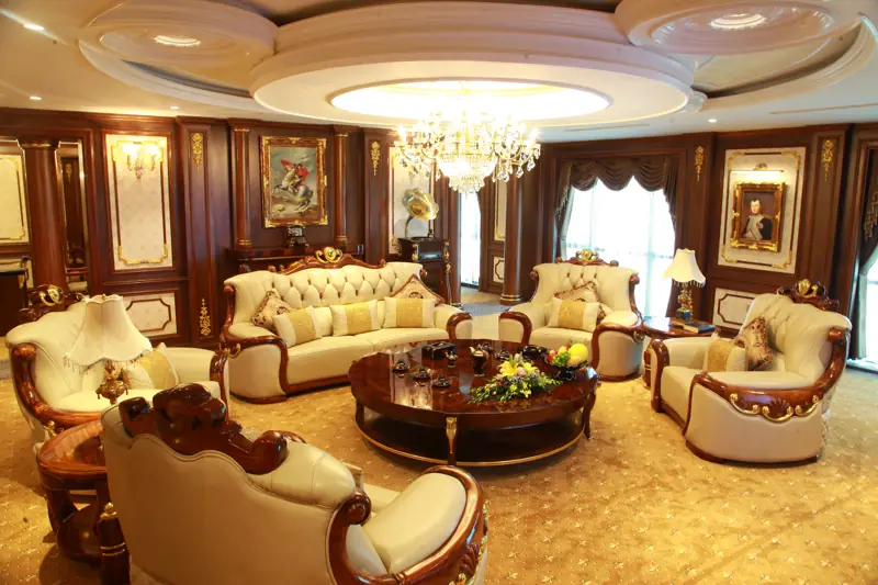 Phòng khách cổ điển của Presidential Suite ở Mường Thanh Luxury Quảng Ninh