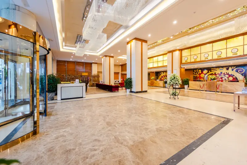 Sảnh lễ tân lát đá của Mường Thanh Luxury Quảng Ninh
