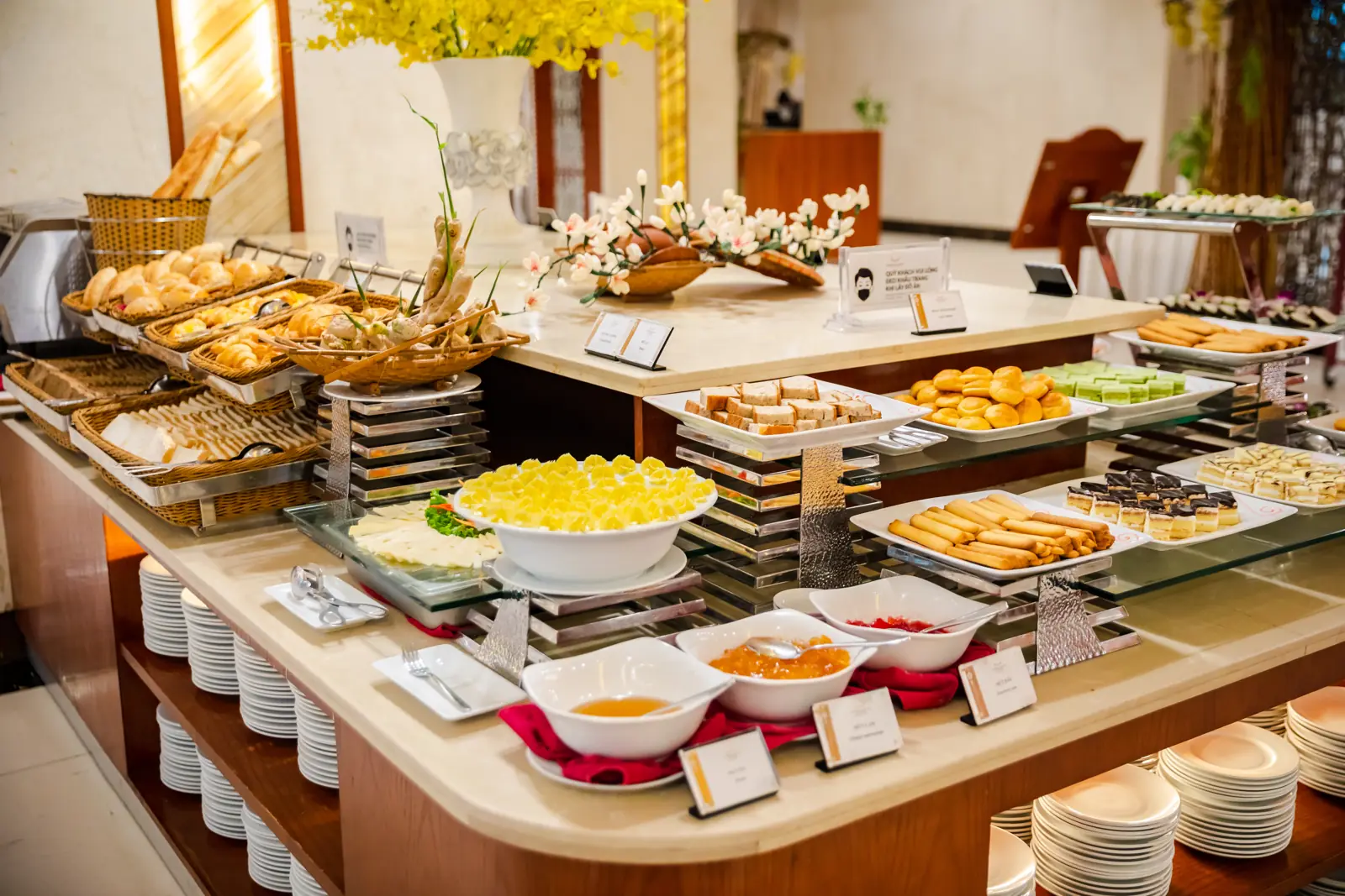 Quầy buffet sáng tại nhà hàng Thiên Cung, Mường Thanh Luxury Quảng Ninh