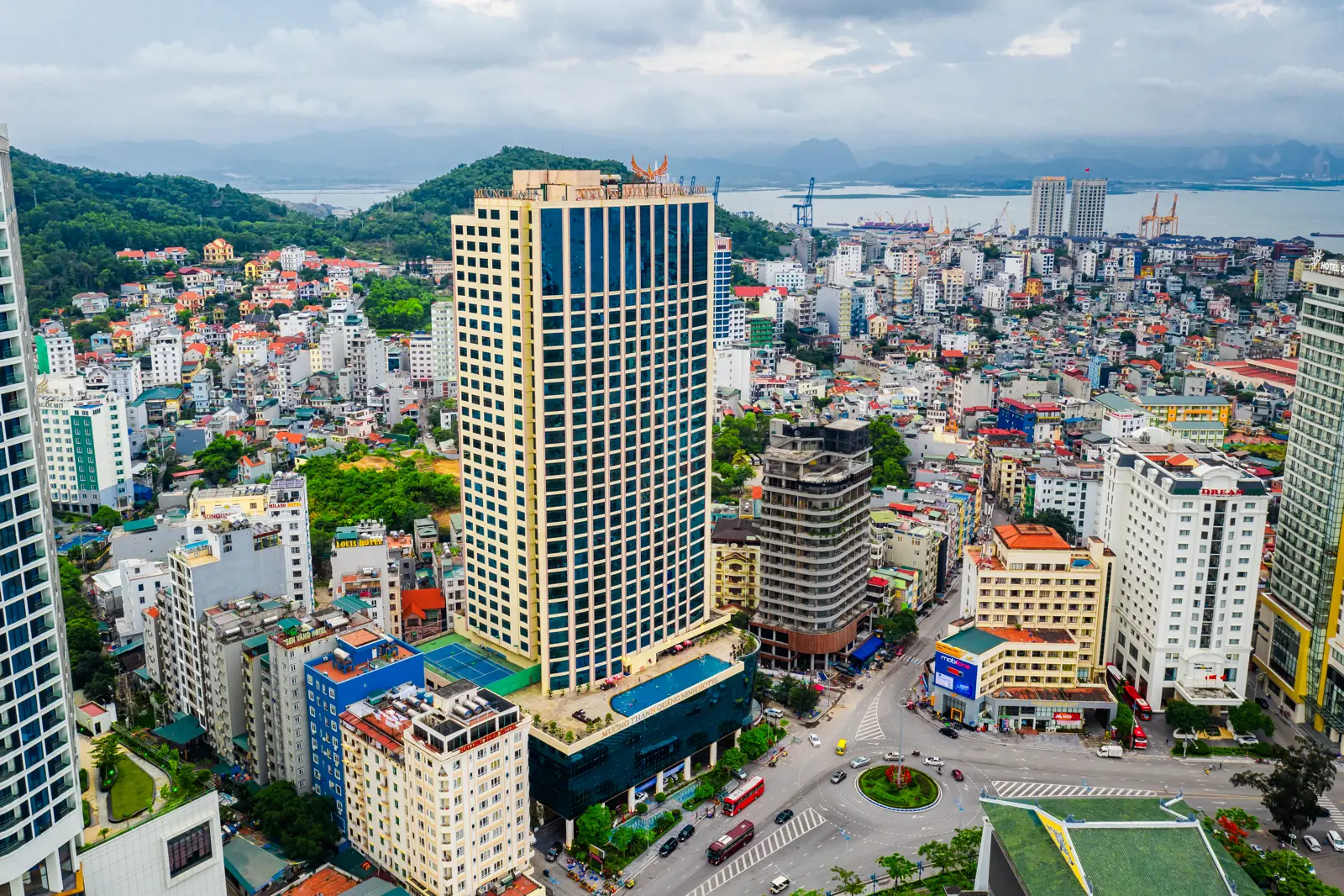 Tòa tháp 34 tầng Mường Thanh Luxury Quảng Ninh giữa khu Bãi Cháy, phía sau là vịnh Hạ Long