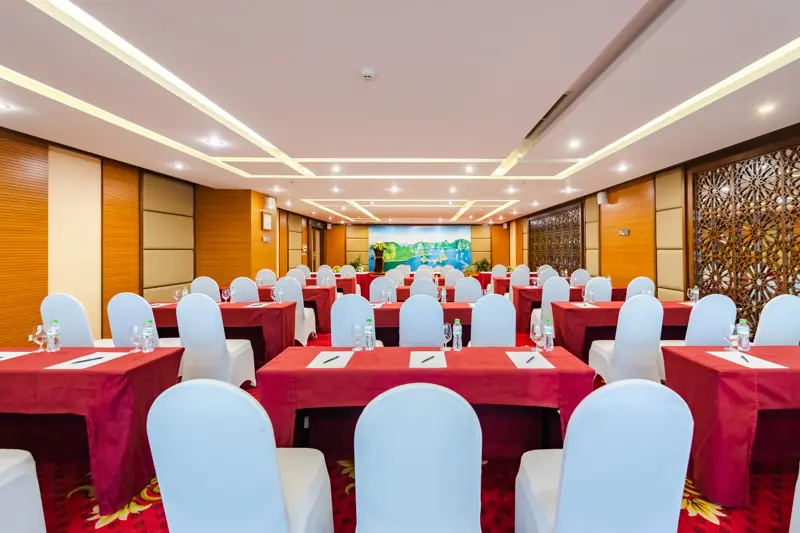 Phòng họp Vân Đồn bày bàn kiểu lớp học ở Mường Thanh Luxury Quảng Ninh