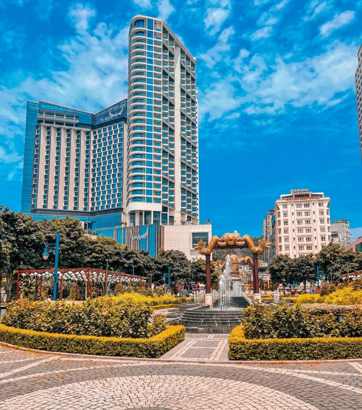 Mường Thanh Luxury Hạ Long Centre nhìn từ đường Hạ Long