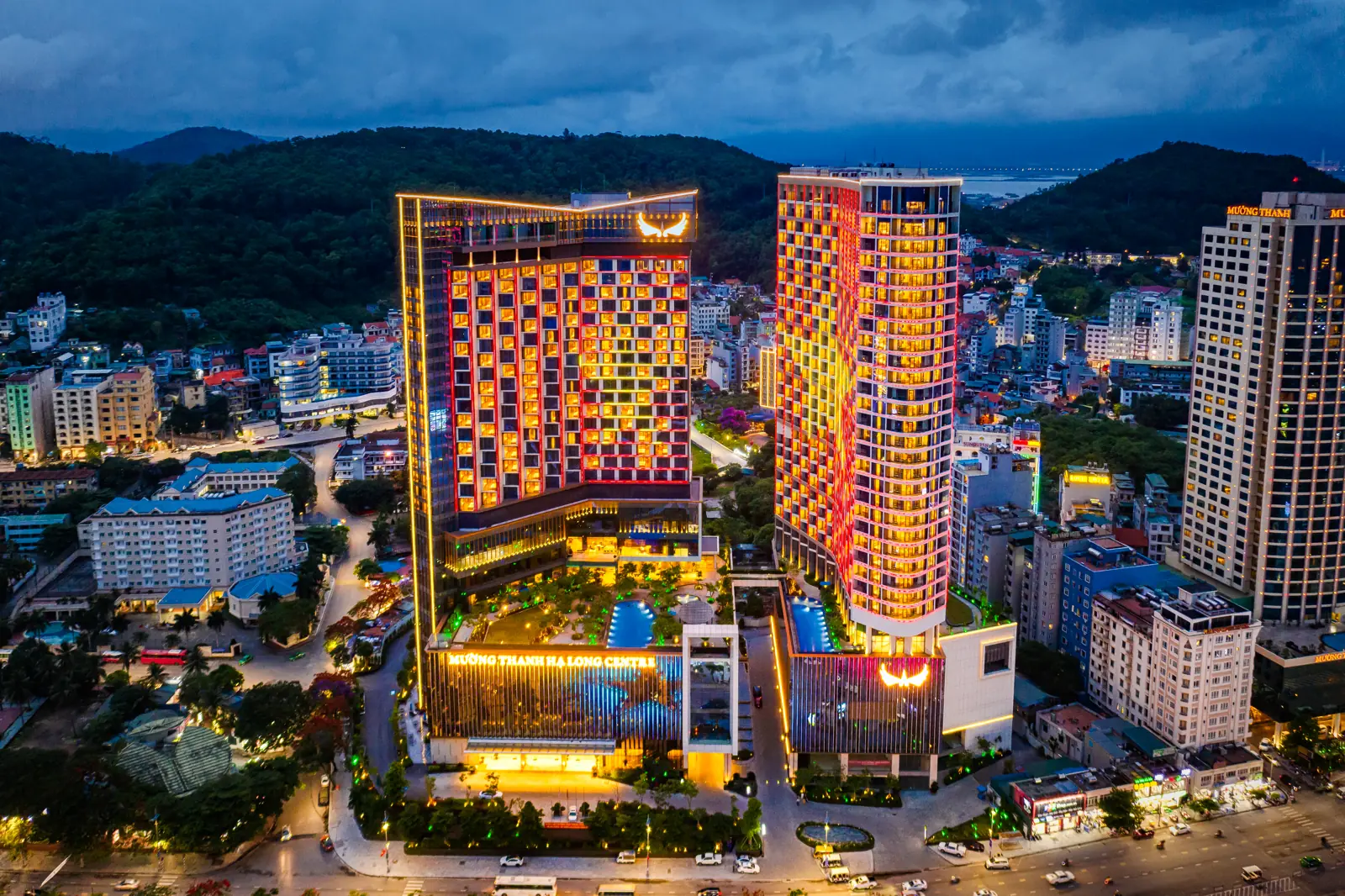 Hai tòa Mường Thanh Luxury Hạ Long Centre và Centre II về đêm ở Bãi Cháy