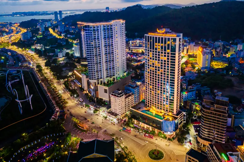 Mường Thanh Luxury Quảng Ninh lên đèn buổi tối ở Bãi Cháy