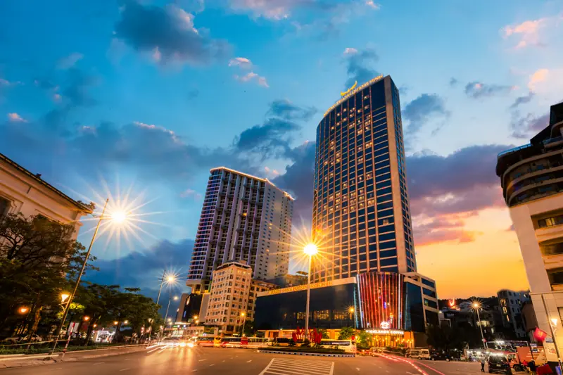 Mặt tiền tòa tháp Mường Thanh Luxury Quảng Ninh trên đường Hạ Long, Bãi Cháy