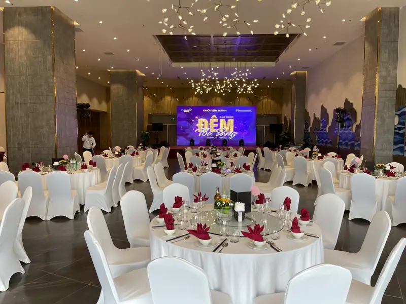 Phòng tiệc Hòa Bình bày gala bàn tròn ở Mường Thanh Luxury Hạ Long Centre II