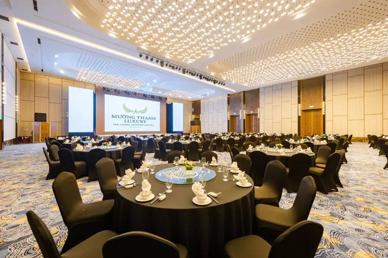 Sảnh Hồng Quảng bày tiệc bàn tròn ở Mường Thanh Luxury Hạ Long Centre