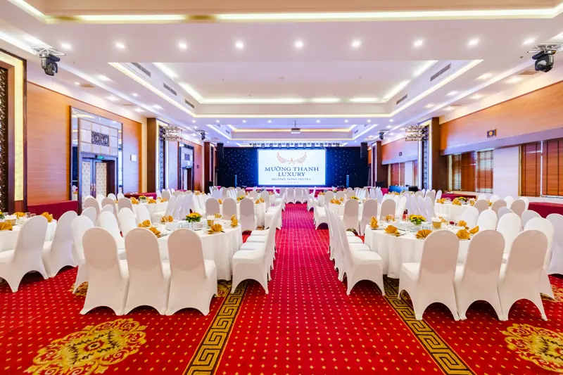 Sảnh Ngọc Vừng bày tiệc bàn tròn ở Mường Thanh Luxury Quảng Ninh
