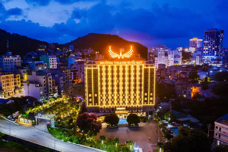 Mặt tiền Mường Thanh Holiday Suối Mơ lên đèn buổi tối ở Bãi Cháy